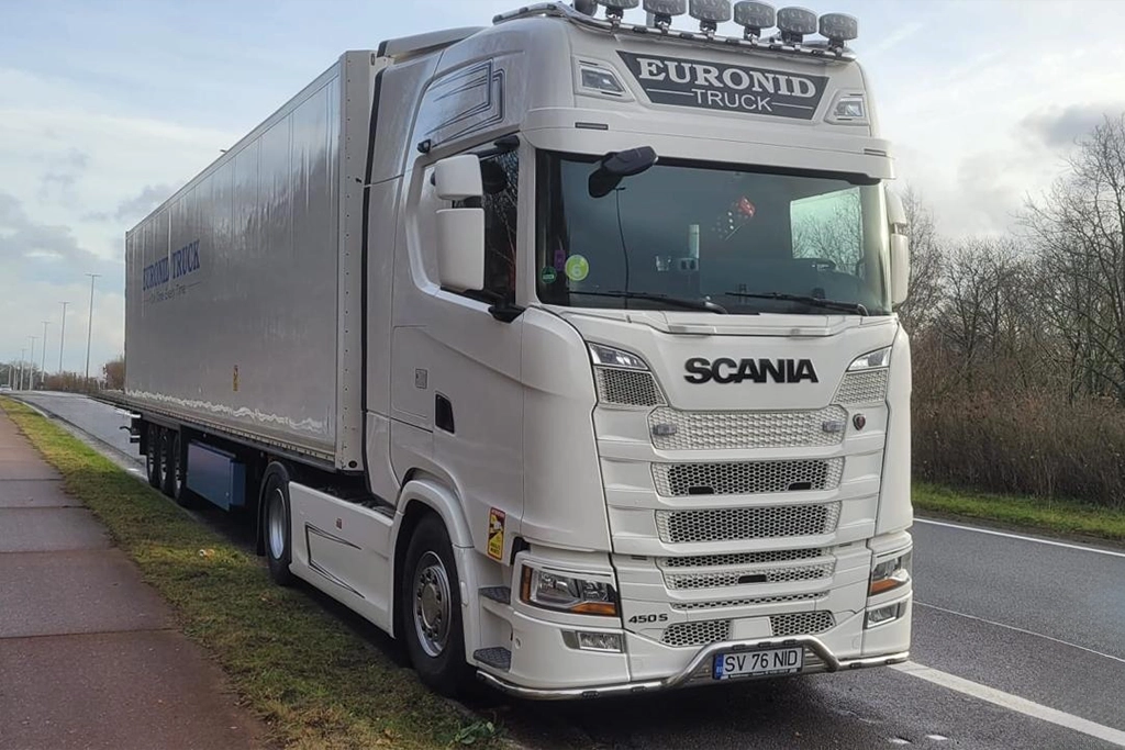 Ansamblu din flota de transport marfuri international a companiei Euronid Truck