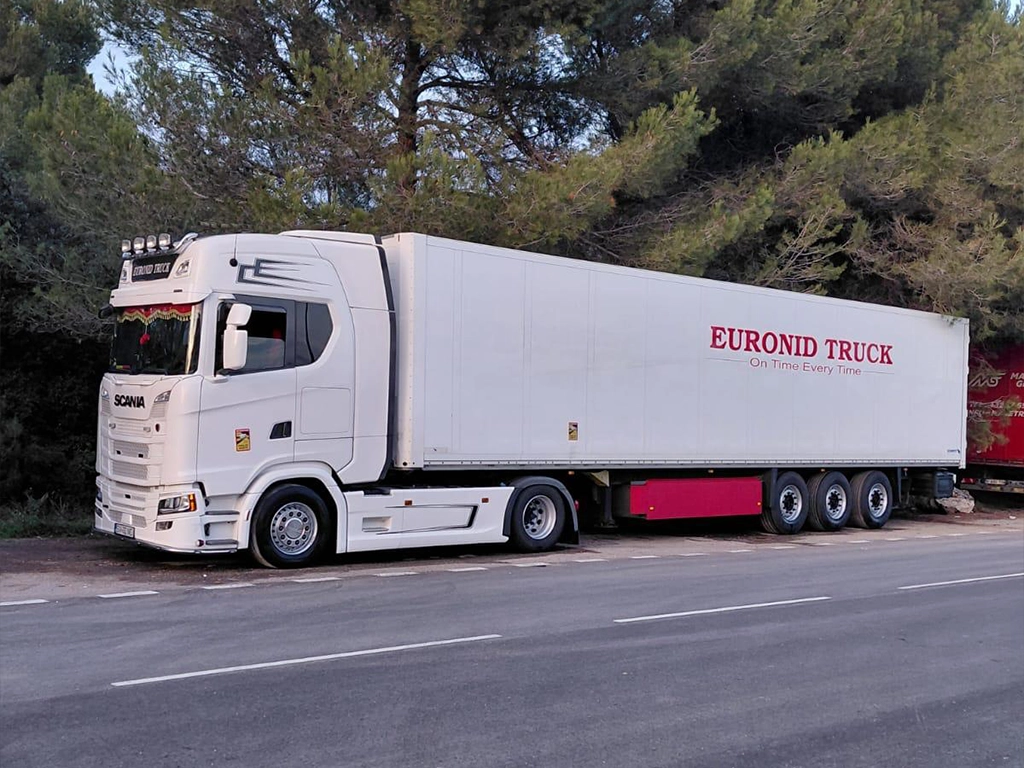 Camion Scania si semiremroca frigo inscriptionata cu numele si sloganul firmei Euronid
