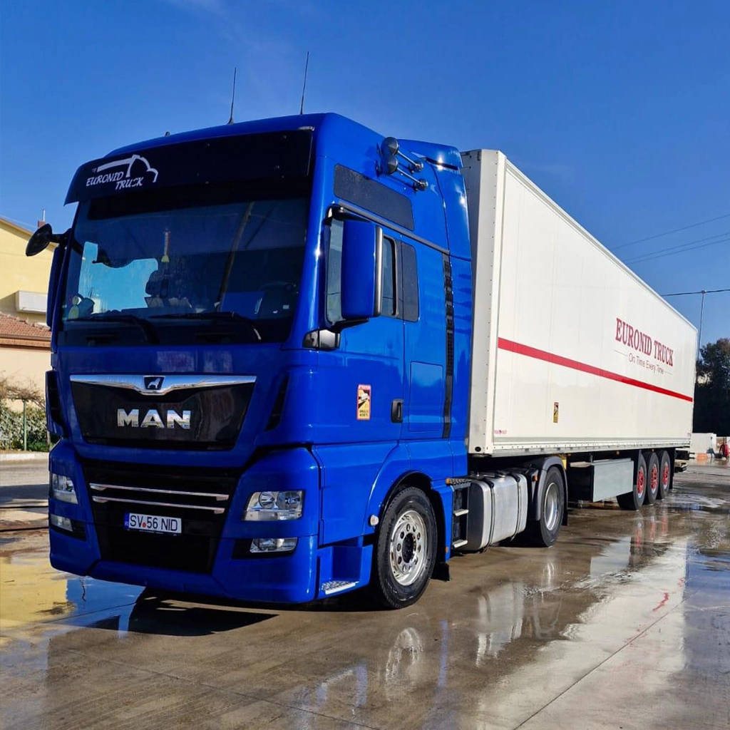 Camion MAN si semiremorca proaspat iesite de la o spalatorie auto