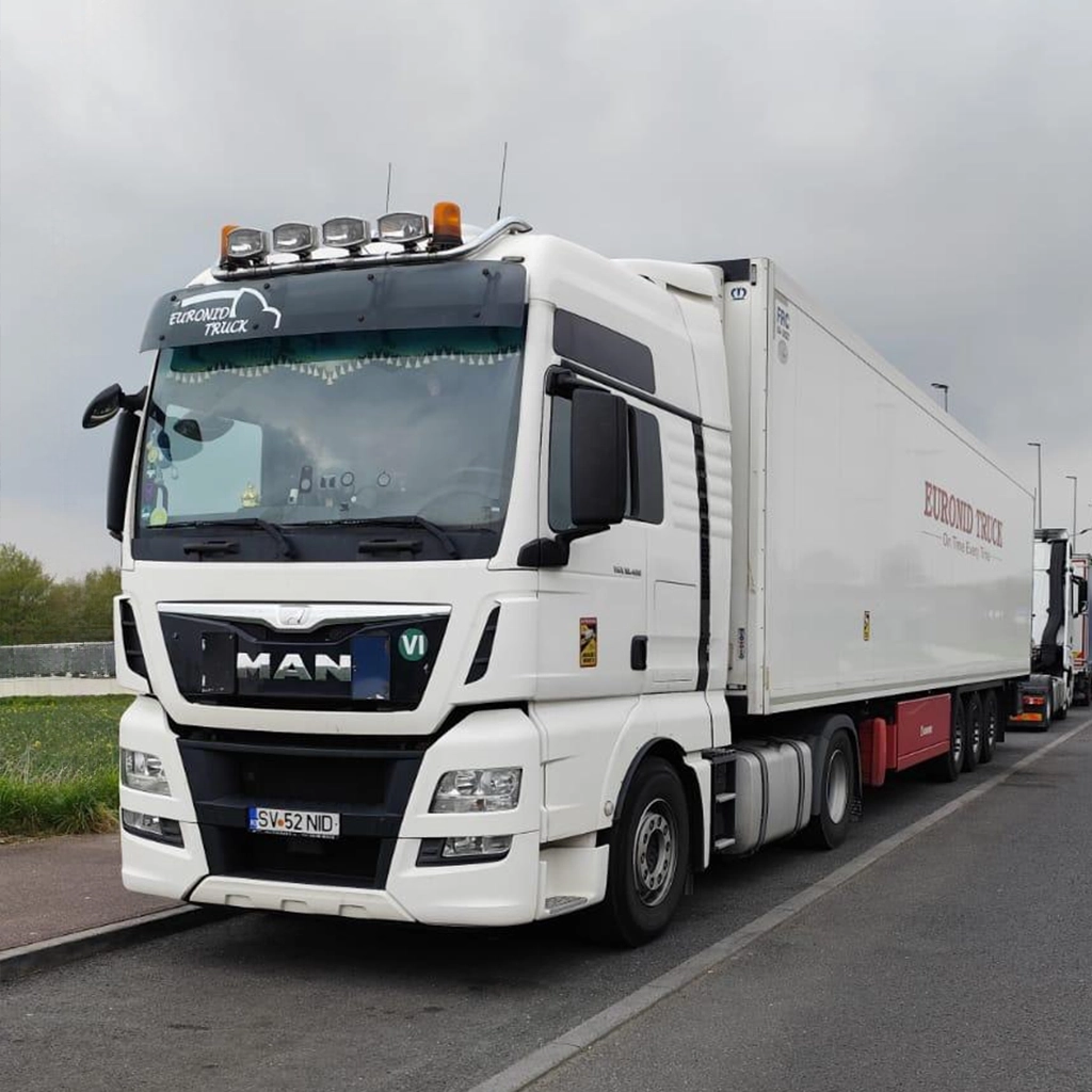 Camion MAN si semiremorca frigo inscriptionate cu logo-ul companiei Euronid