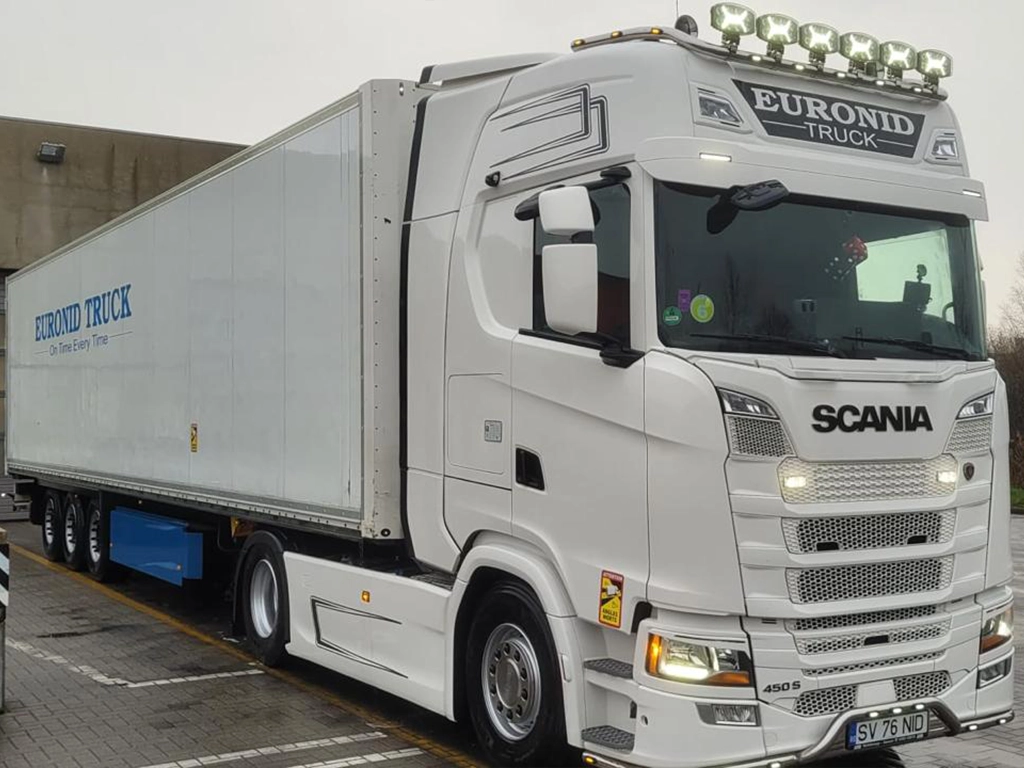 Camion Scania alb si semiremorca frigo pregatite pentru transport de marfuri oriunde in Europa