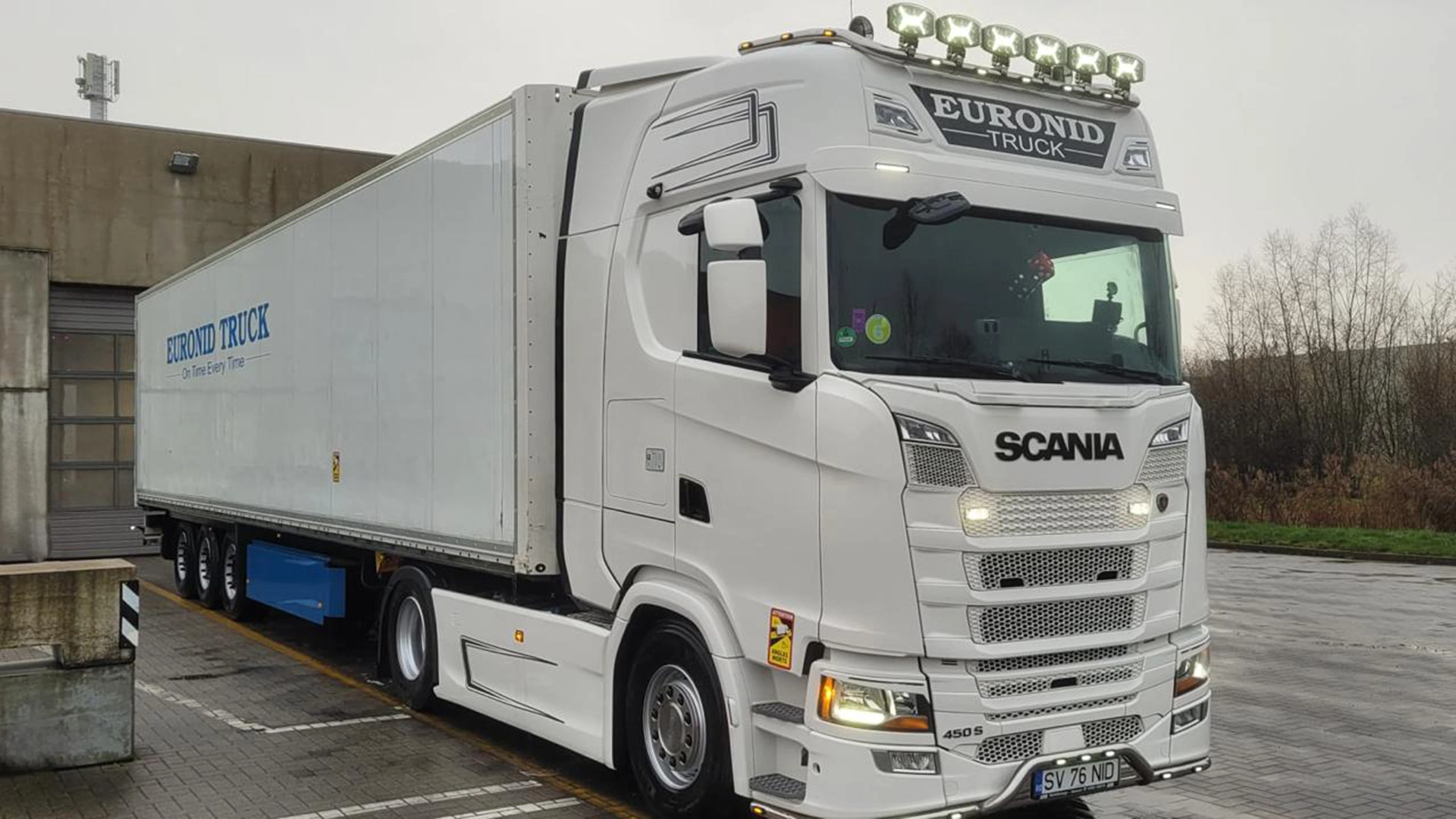 Ansamblu cap tractor Scania si semiremorca ce fac parte din flota de transport a companiei Euronid Truck