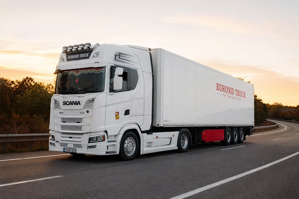 Camion Scania si semiremorca din flota Euronid Truck fotografiate pe autostrada