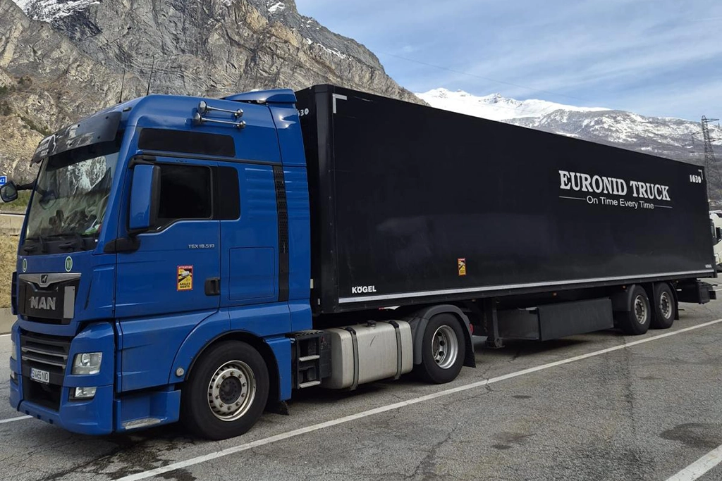 Ansamblu cap tractor MAN si semiremorca tip Box pentru transport de marfuri in siguranta