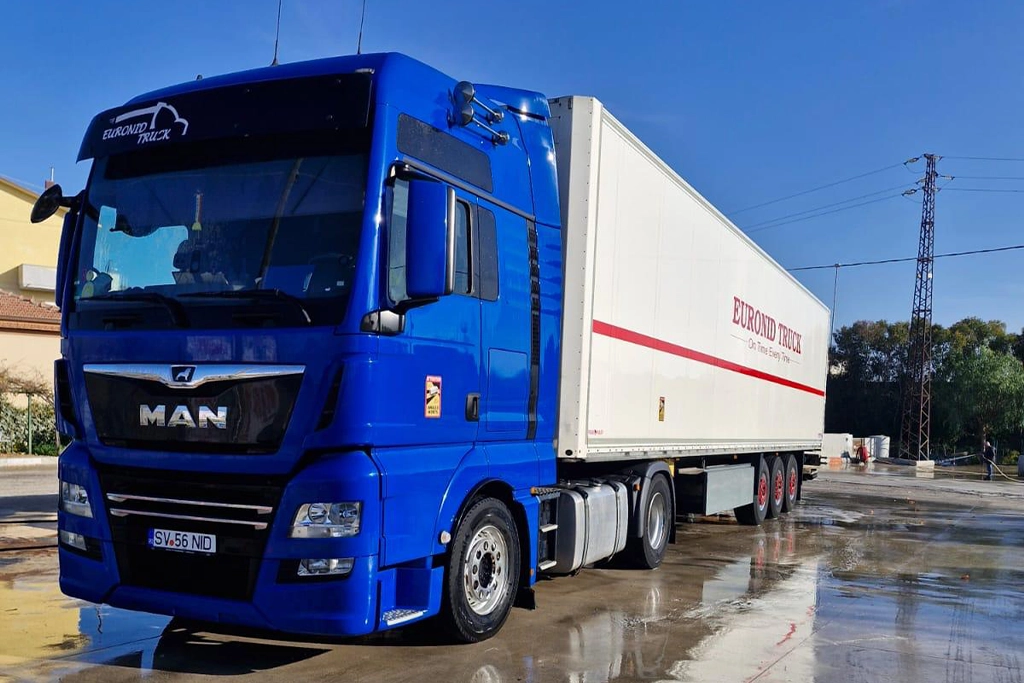 Ansamblu cap tractor MAN si semiremorca frigorifica pentru transport de marfuri perisabile